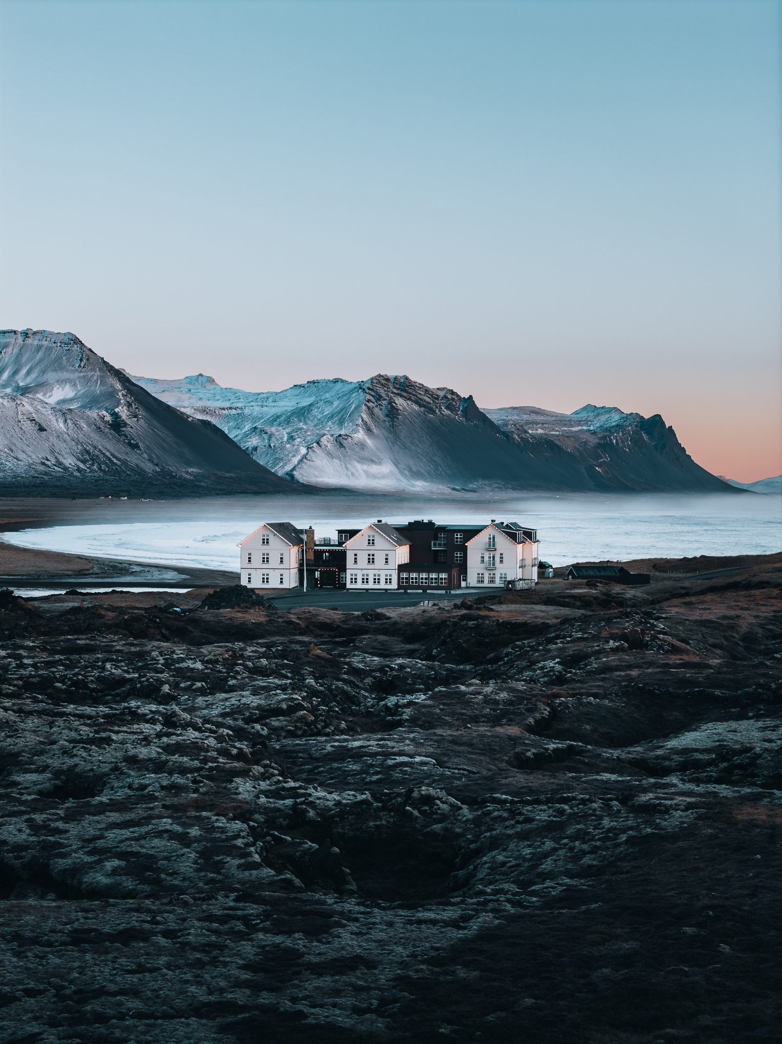 Hótelbygging í íslensku landslagi við sjó